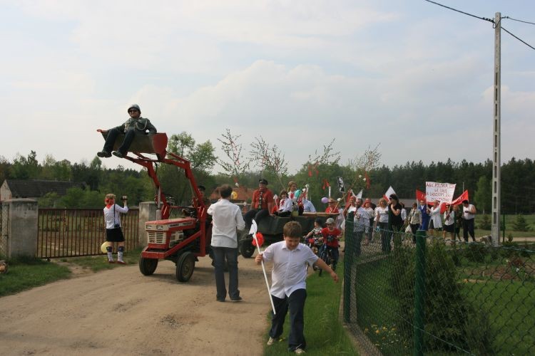 Milicja została przekupiona - jak to milicja. Dzieci z gołąbkami wyglądały jak z tamtej epoki.
