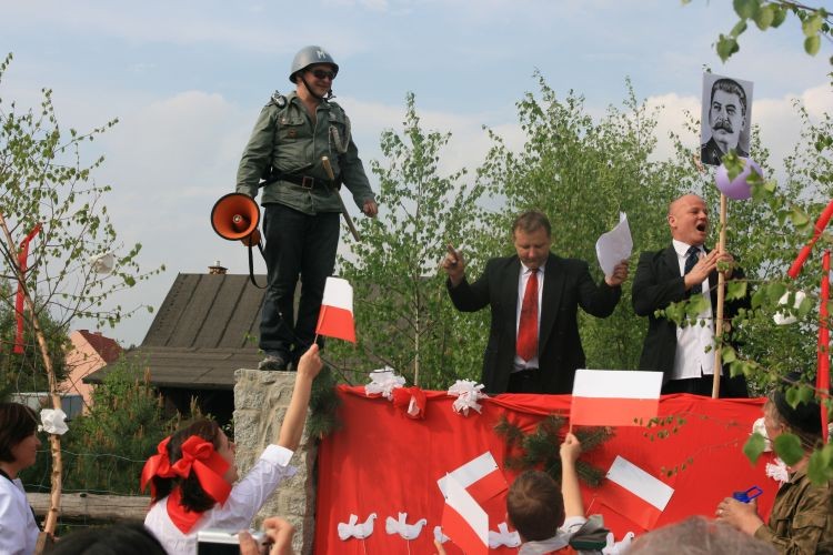 Była trybuna, było przemówienie Towarzysz Gomułka przemawiał do narodu, dzieci i harcerze machały flagami.