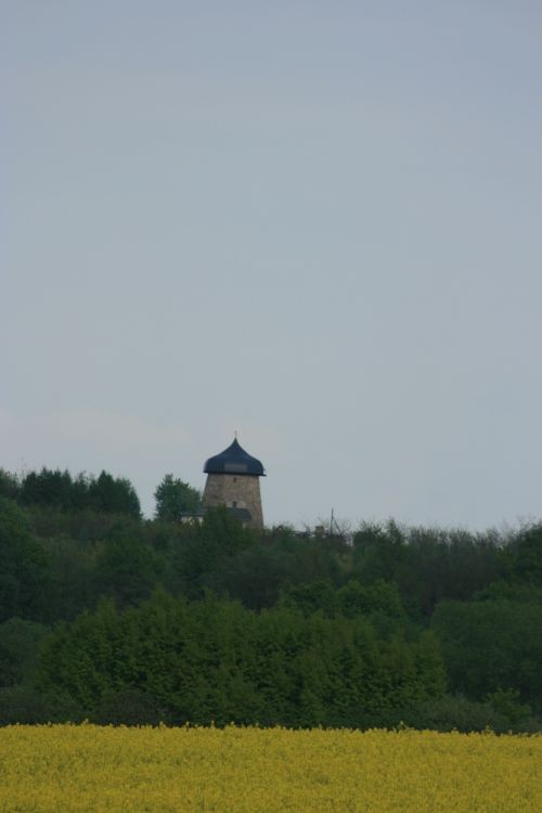 Stary wiatrak holender, ktoś zakupił, wyremontował, ogrodził i zamieszkał.Wstęp Wzbroniony ;(