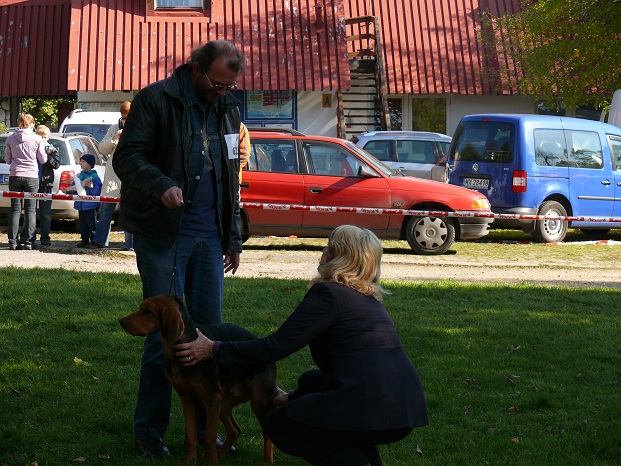 Pani sędzia troskliwie ocenia Karbona.