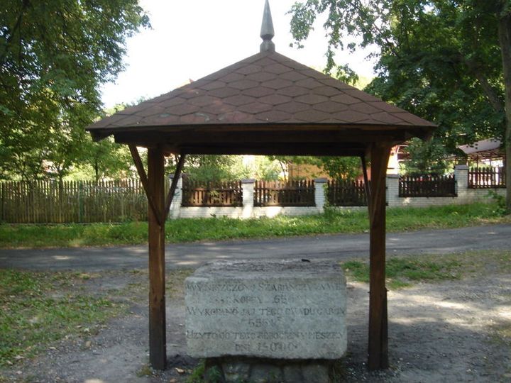 pomnik.JPG