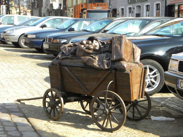 Ponoć symbolizuje film Prawo i pięść...