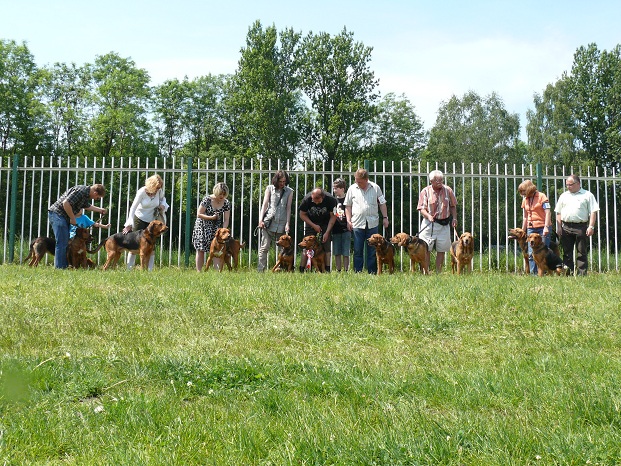 Przygotowania do grupowego zdjęcia.
