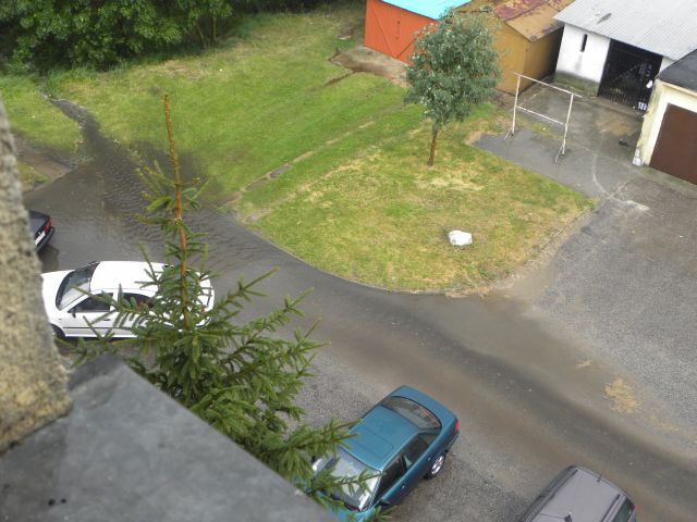 Tak wyglądało podwórko w trakcie