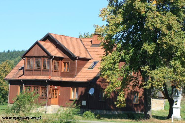 Lipa, dom drewniany i kapliczka - i czego chcieć więcej...