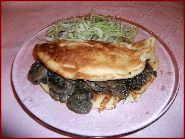 Naleśnik biszkoptowy z pieczarkami.