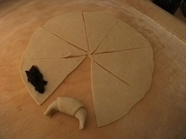 Przygotowywanie rogalików (podział na trójkąty, nałożenie dżemu, zawinięcie).