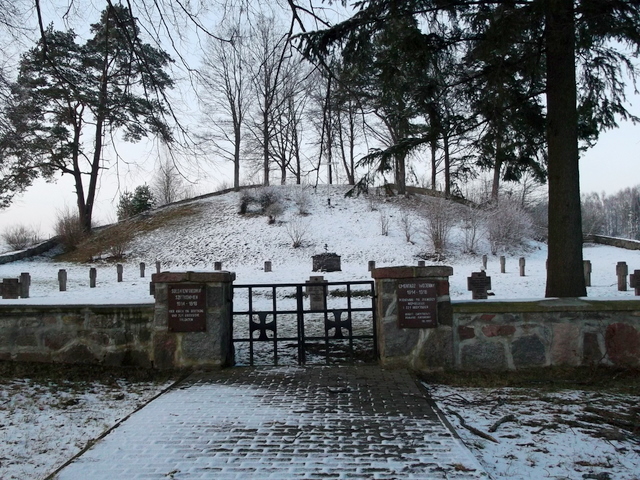 W pobliżu znajdował się cmentarz wojenny z lat 1914-1918