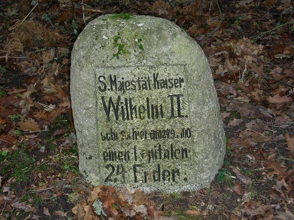 W tym miejscu cesarz Wilhelm II był łaskaw ustrzelić &quot;czterodwudziestaka&quot;; takich miejsc upamiętniających myśliwskie wyczyny cesarza jest wiele w Puszczy