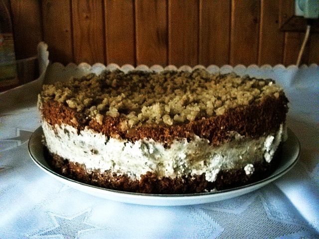 Tort orzechowy (przełożony bitą śmietaną)