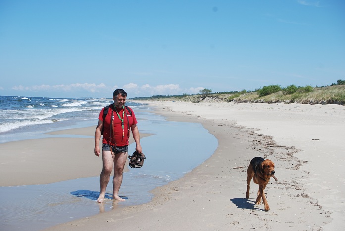 Spacerek pustą plażą, rewelka.