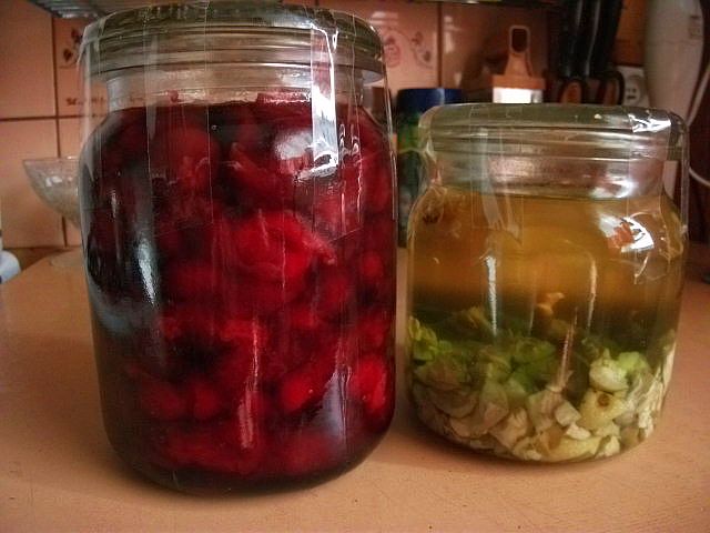 A to pierwszy nastaw nalewek (z wiśni i orzechów).
