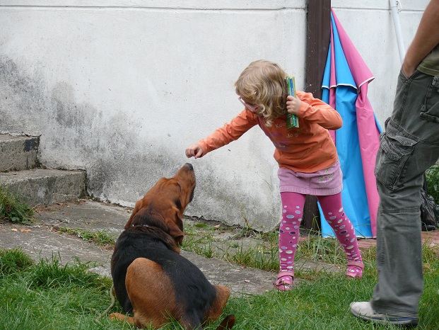 Wczoraj piknikowaliśmy. Karbon był pod czułą opieką siostrzenicy Ilony i mojej bratanicy.