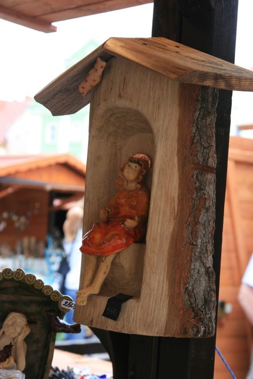 Co roku, coś pańcię zachwyca tak na maxa. W tym roku zachwyciły ją dwie nowości. Jedna  z nich to kapliczki. Chodzi i jęczy Tomusiowi, że taką pod gruszą sobie wymarzyła....