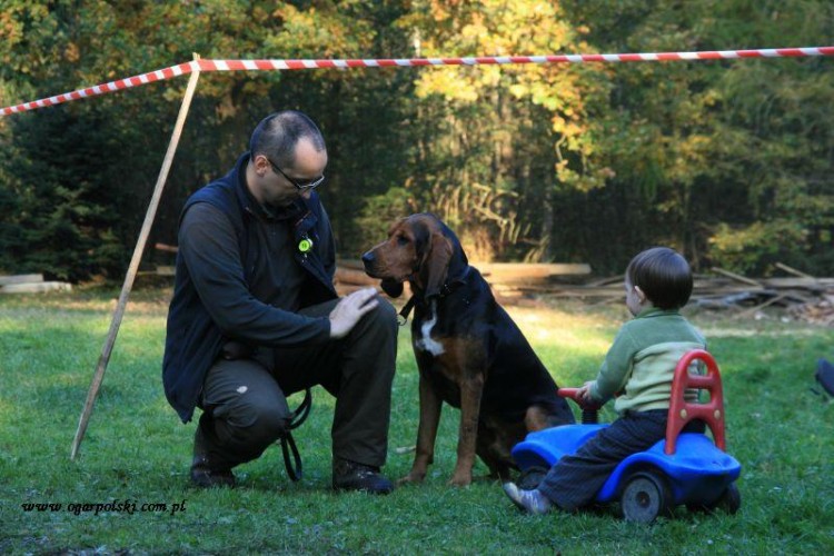 Kuba popisuje się autem, a Tomek Zagajem - chłopcy tak mają :).