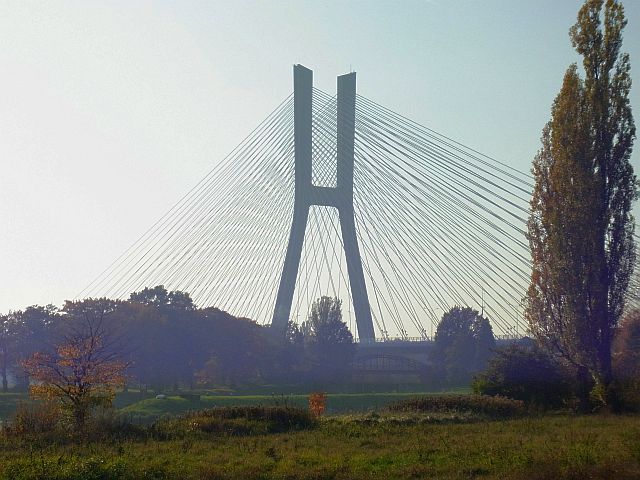 I górujący nad całą okolicą most Rędziński