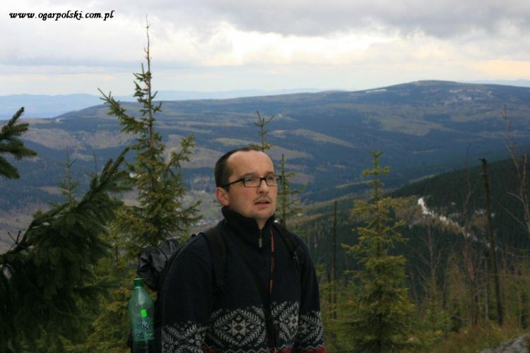 Tomek szczęśliwy ponieważ zobaczył budynek kolejki linowej na górze.