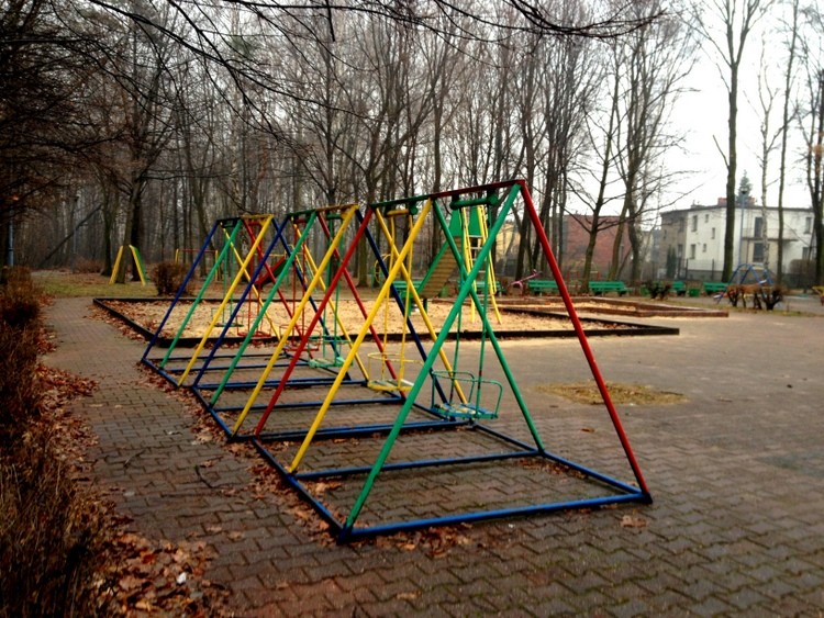 plac zabaw świecił pustkami