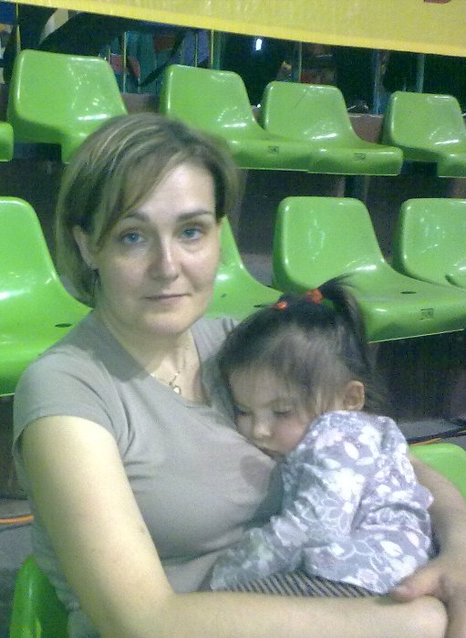 A miały mi kibicować - jedna śpi, a druga ma ręce zajęte.... i licz tu na doping Ludziów