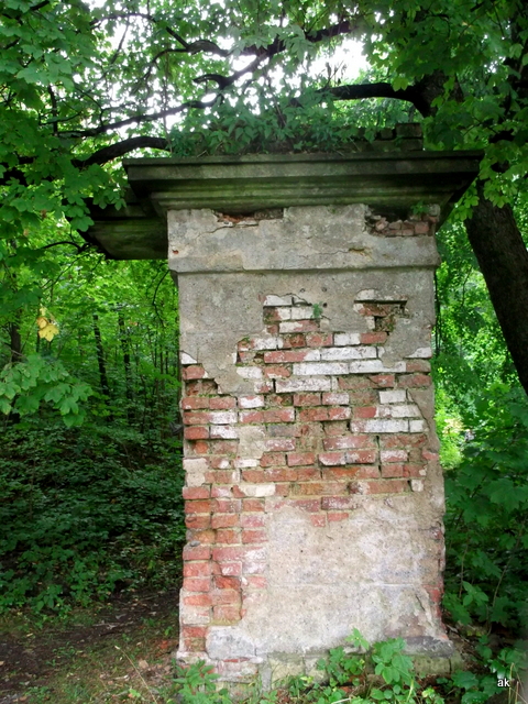 smętne ruiny - brama cmentarna (chyba)