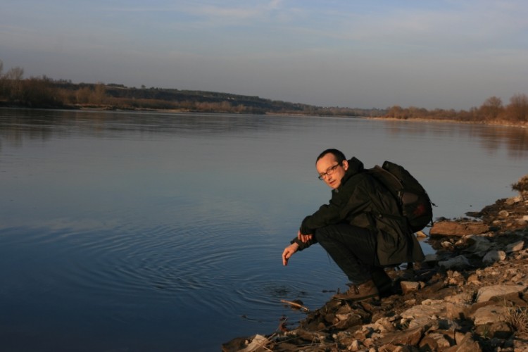 Mięćmierz z brzegu rzeki.