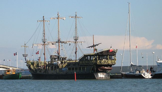 I wielki galeon o nazwie Pirat :)<br />Wyjaśniać nazwy chyba nie muszę ;)))