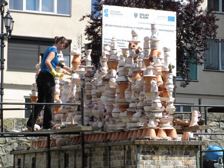 Ceramiczny mur budowany był od rana.