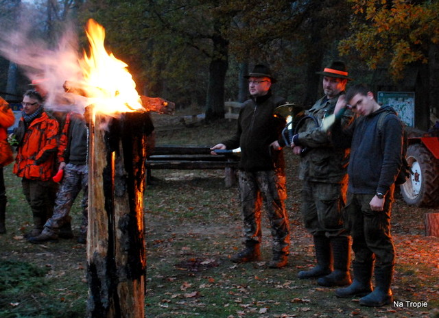 jeśli pokot odbywa się o zmroku powinien być oświetlony ogniskiem lub pochodniami