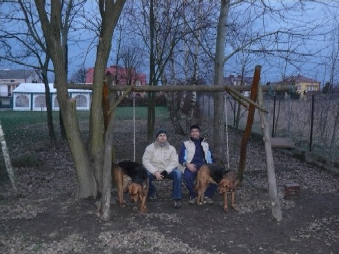chłopcy &quot;wędzili&quot; na huśtawce...