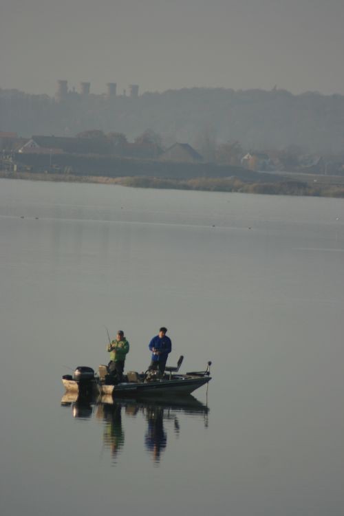 Zbiornik Topola w tle Zamek w Kamieńcu Ząbkowickim