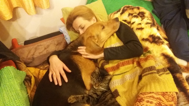 2. Ciężarna przytulanka Hanka (Hańcza z Sarmackiej Tradycji) w objęciach Moniki i pasiastego Mruczka.jpg