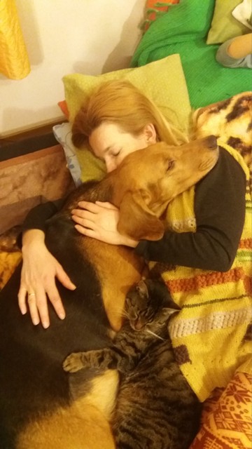 3. Ciężarna przytulanka Hanka (Hańcza z Sarmackiej Tradycji) w objęciach Moniki i pasiastego Mruczka.jpg