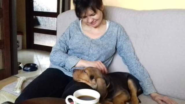 Nie ma to jak spać na kolankach u kochanej przyjaciółki!.jpg