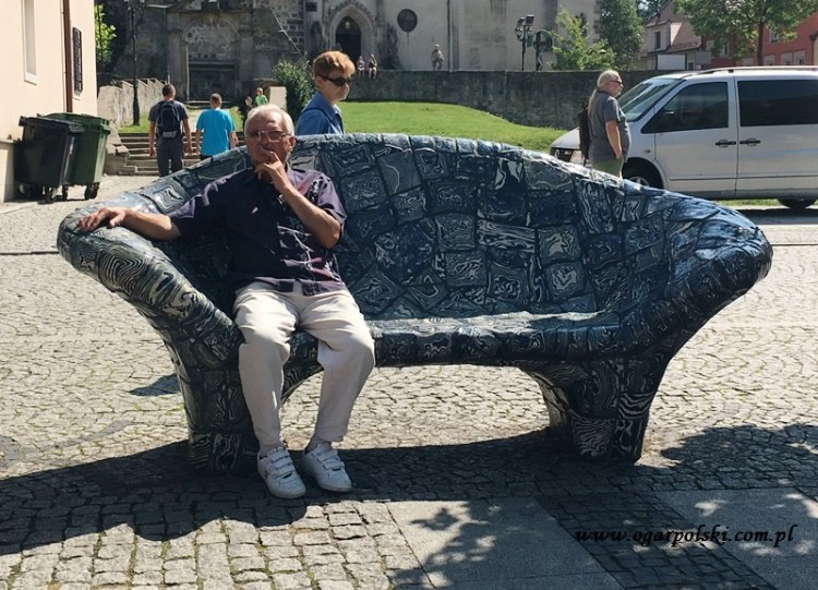 Ławka z ceramiki - tego jeszcze nie było.