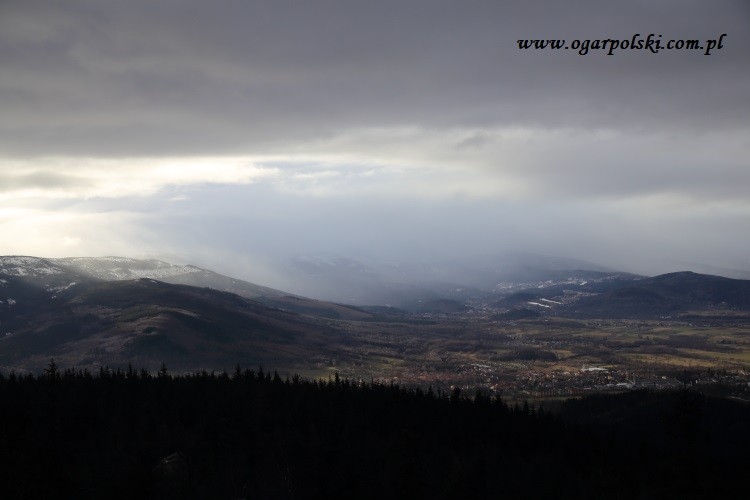 Widok z Małej Ostrej. Karkonosze w chmurach.