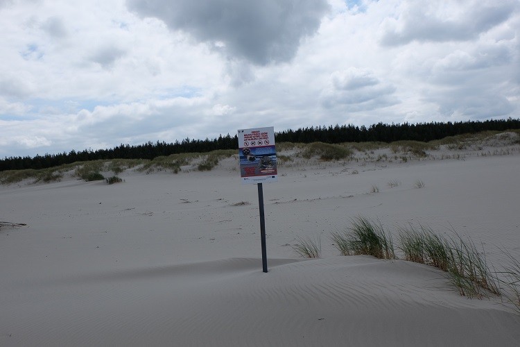 Wcześniej przed lęgami ekipy patrolują plaże i znakują miejsca, gdzie są lęgi. Tablice są dla ludzi, a kosze zabezpieczają przed drapieżnikami.