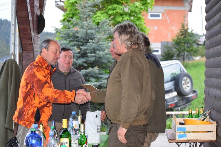 Wreczenie pamiatkowego dyplomu  Gospodarzom.jpg