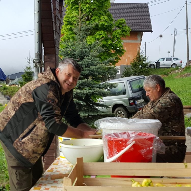 Nasi słowaccy koledzy szykują dla nas gulasz wg własnego przepisu