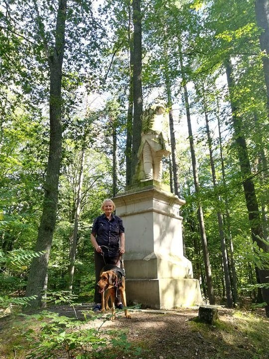 Przy pomniku Karola