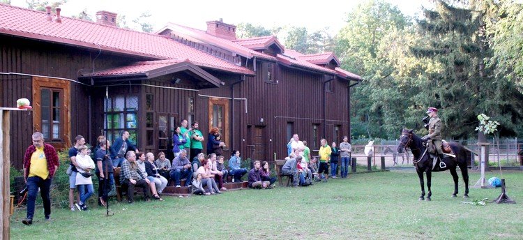 Równie wesoła gromadka na pokazach