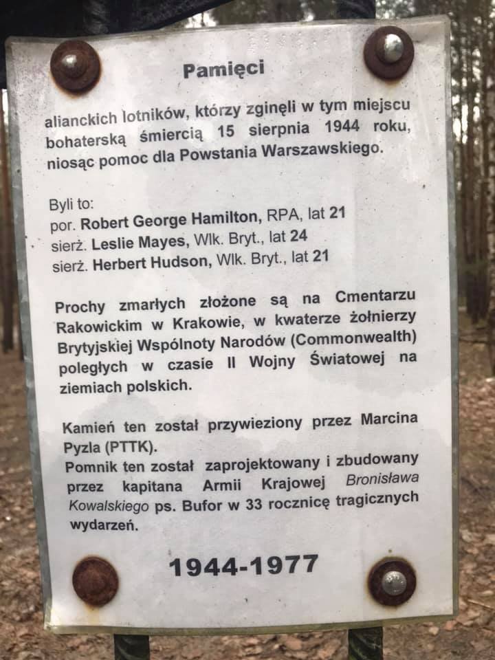 Tablica pamiątkowa przy pomniku.