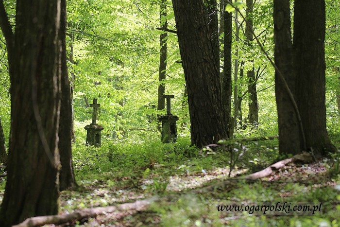 Człowiek obok człowieka z nurtem płyną jak rzeka