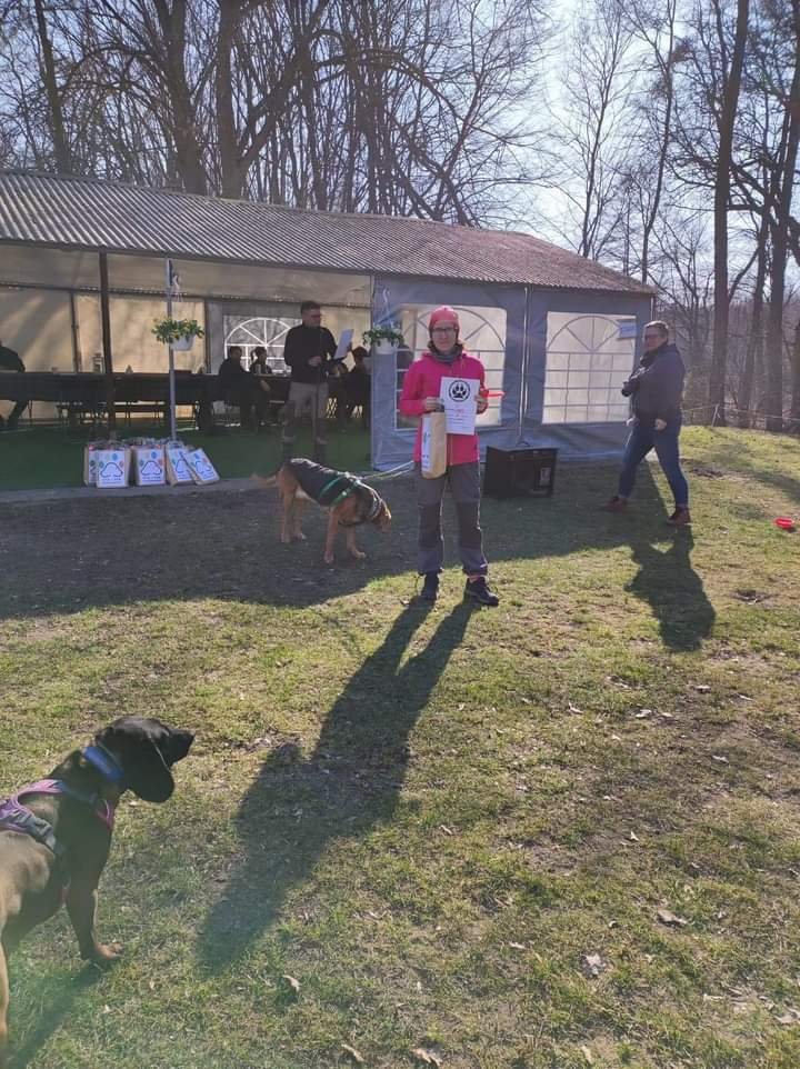Dekoracja zwycięzców dogtrekkingu