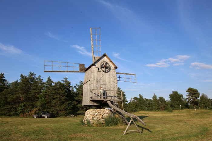 Ląd i wiatrak na nim jako skansen, wszystko można dotknąć  :).